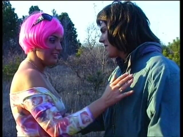 Lucky Cooch: Una ragazza arrapata con il pelo rosa succhia il cazzo...