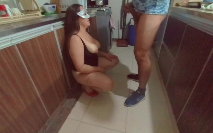 Mike Franco: 부엌에서 의붓여동생과 섹스하는 라틴계 배다른 여동생 - 입에 사정