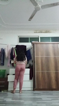 Cô ấy đang thay váy