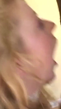 De interraciale pijpbeurt wordt stom zodra de rondborstige blondine naar wat op zijn hondjes begint te verlangen