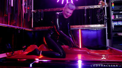 Lady Valeska: Diusik di katil vac oleh dewi lateks