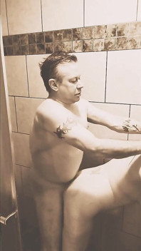 Kongkek mandi seksi dengan MILF panas