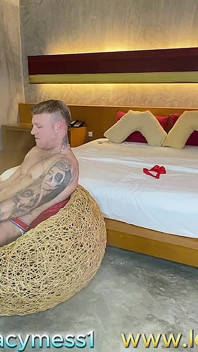 Stăpână sexy cu părul roșcat dominantă, cu pulă mare, se fute și este futută de sclavul ei cu curul mare
