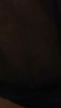 Geile MILF fingert ihre haarige muschi zum höhepunkt