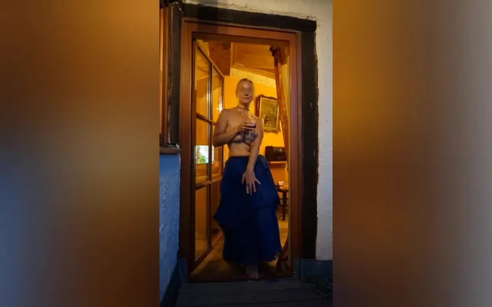 Selena701: Selenas schöner abend in einem warmen licht