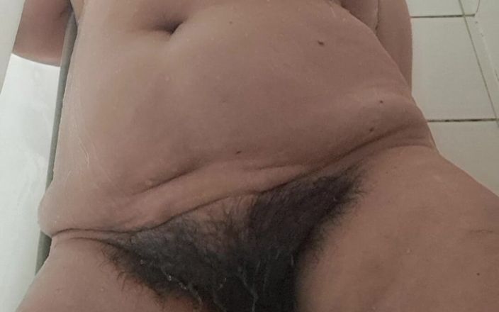 Mommy big hairy pussy: Je me douche devant la caméra de Matido