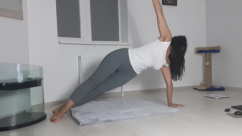 Hot Wife Nikole: Squirt sportivo. Lezioni di yoga.