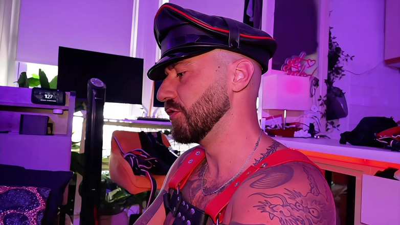 Beau Grinsell: Leather Muscle Tatusiowie Jebanie. Ogromny Wytrysk Na Twarz