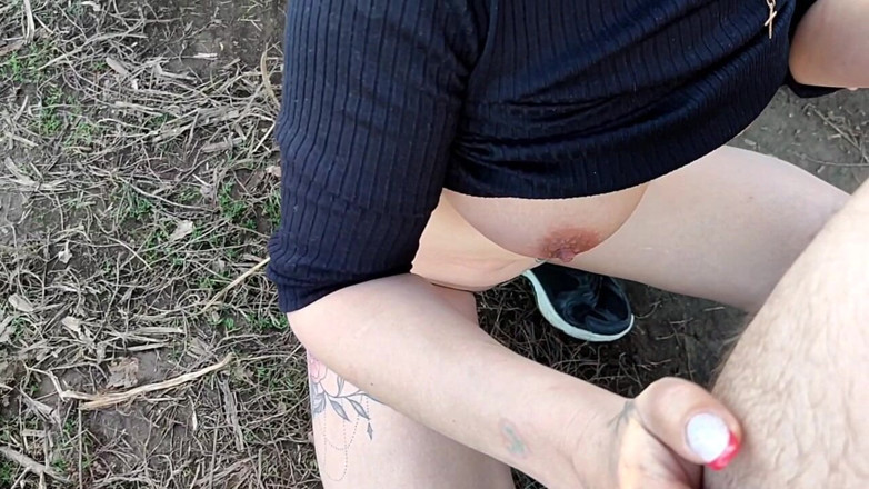 DirtyLubov: Utomhusoralsex med fittfistning
