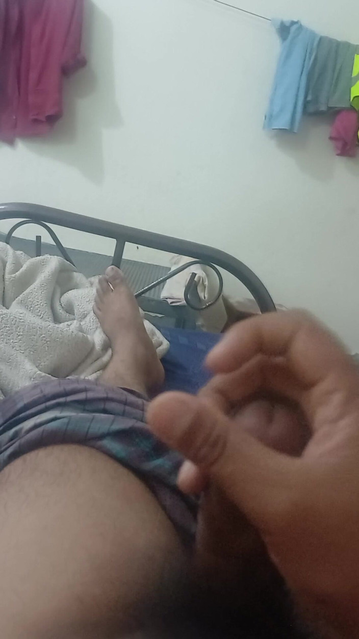 5Large: Bangladesi Boy Musterbate em Seu Quarto.