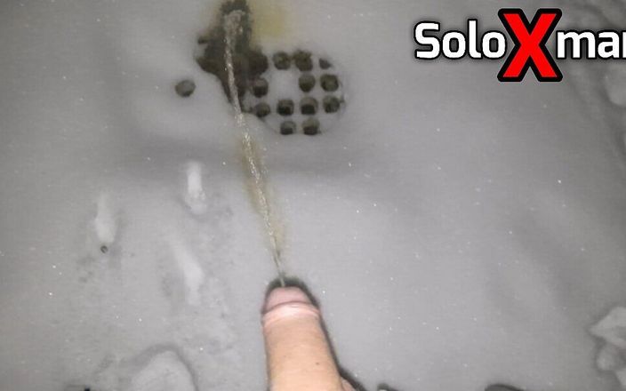 Solo X man: Encore une grosse bite qui pisse dans la neige.