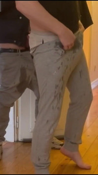 Desperat pojke som lämnas utanför av sin lägenhetskompis fuktar sig själv och får sedan sin hämnd