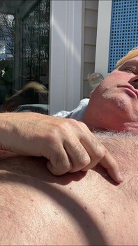 Hunk stiefvater bär nackt auf der veranda ein sonnenbaden 1