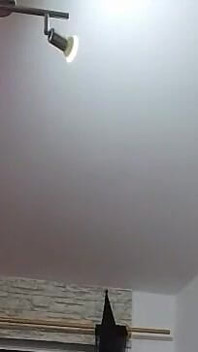Orta yaşlı seksi kadın amcığını parmaklıyor ve fışkırtarak orgazm oluyor