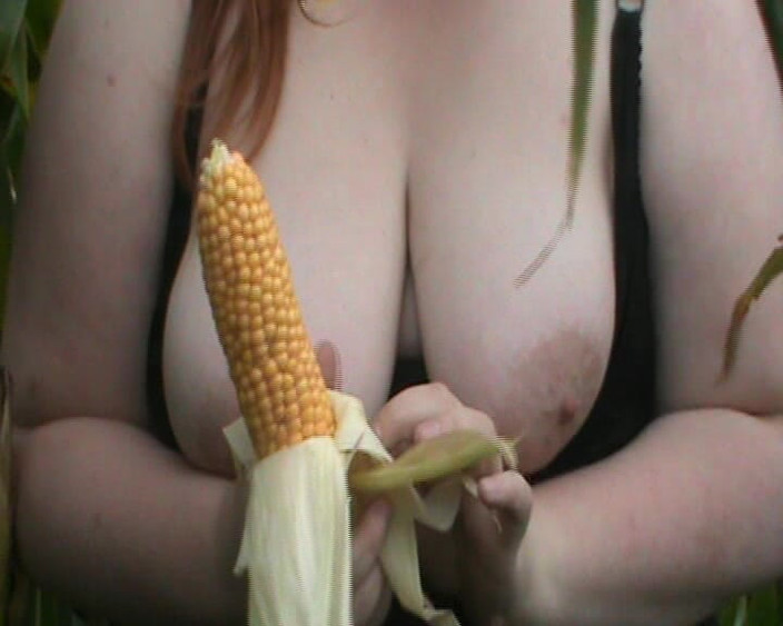 tammara big: Tammara en el campo de maíz