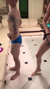 Lelaki dengan batang besar berseronok di sauna, seorang lelaki dengan batang besar mengongkek dubur ketat