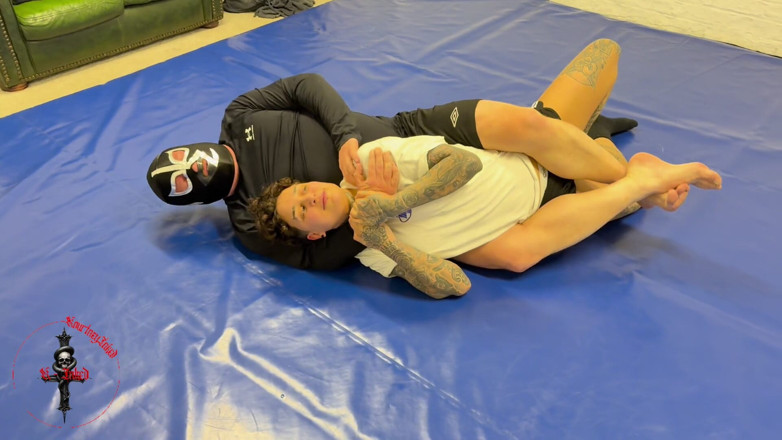 She Wrestle: Kourtneyinked zápasí s patetickým chlapem