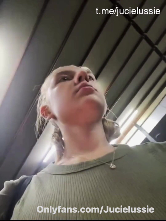 JuiceLussie: Garota gostosa na academia treinando e brincando consigo mesma