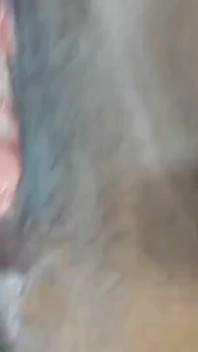 Mi sento bene infila il mio dildo nella mia figa pelosa nonna bbw