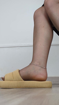 Gioco di scarpe, ciondolanti e camminata in pantofole e calze a casa (Collezione di scarpe) - Dame Olga