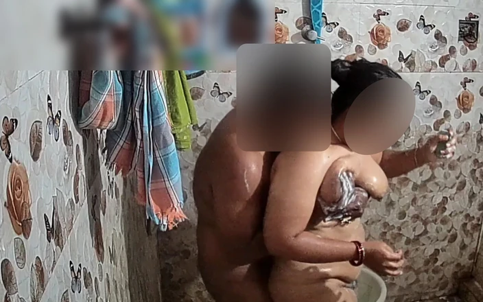 Black & white desicat: Indian Husband &amp; Wife Bathing Together Naked in Bathroom