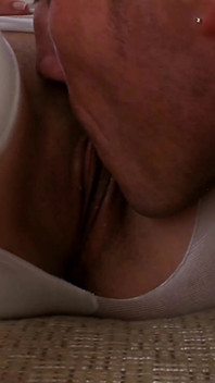 Seksowna brunetka MILF z białymi majtkami i pończochami zerżnięta przez Hard Cock