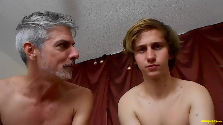 Man Puppy: 娇小在巨大的男友身上爬行