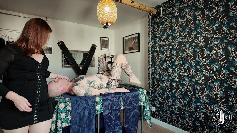 InannaJustice: 관능적 인 스카프 넥타이 애타게 : Inanna Justice는 무기력할 때까지 묶고 괴롭습니다.