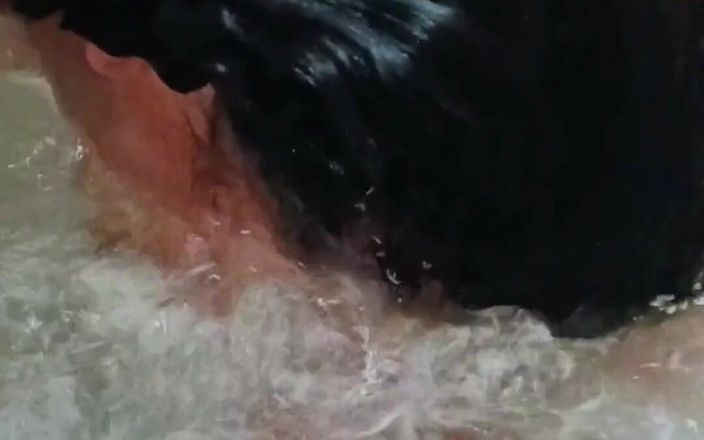 Anabel 693: 安娜在水下疯狂，大声音被听到