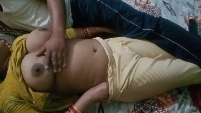 Manjushukla: 美丽的印度女孩展示她的胸部和阴户。