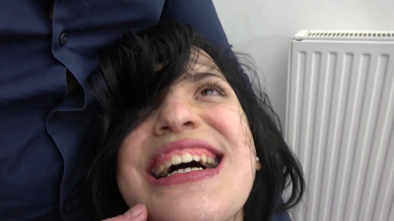Fetish Xtreme: Scuipat extrem, înghițire