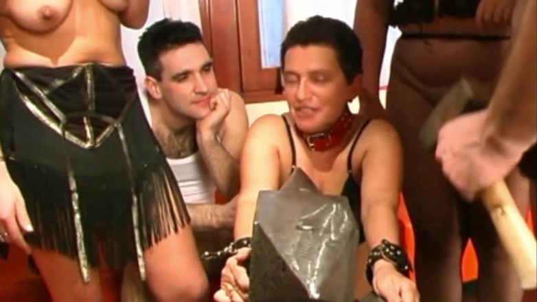 My real dirty life: Humilhada escrava madura bebe mijo durante uma orgia
