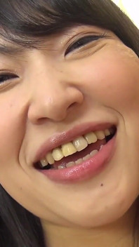 면접에서 젖은 덤불을 가지고 노는 일본 소녀