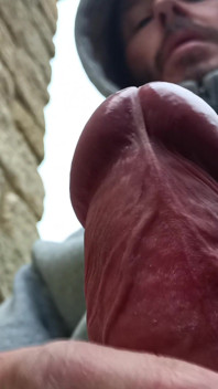 Un dilf bollente sega e sborra con una grossa testa a fungo da un cazzone all'aperto - rockard daddy