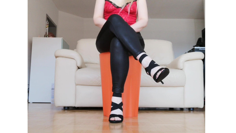 RavenBigAss: Raven: Teentippende Gekruiste Benen Met Hoge Hells En Latex Broek