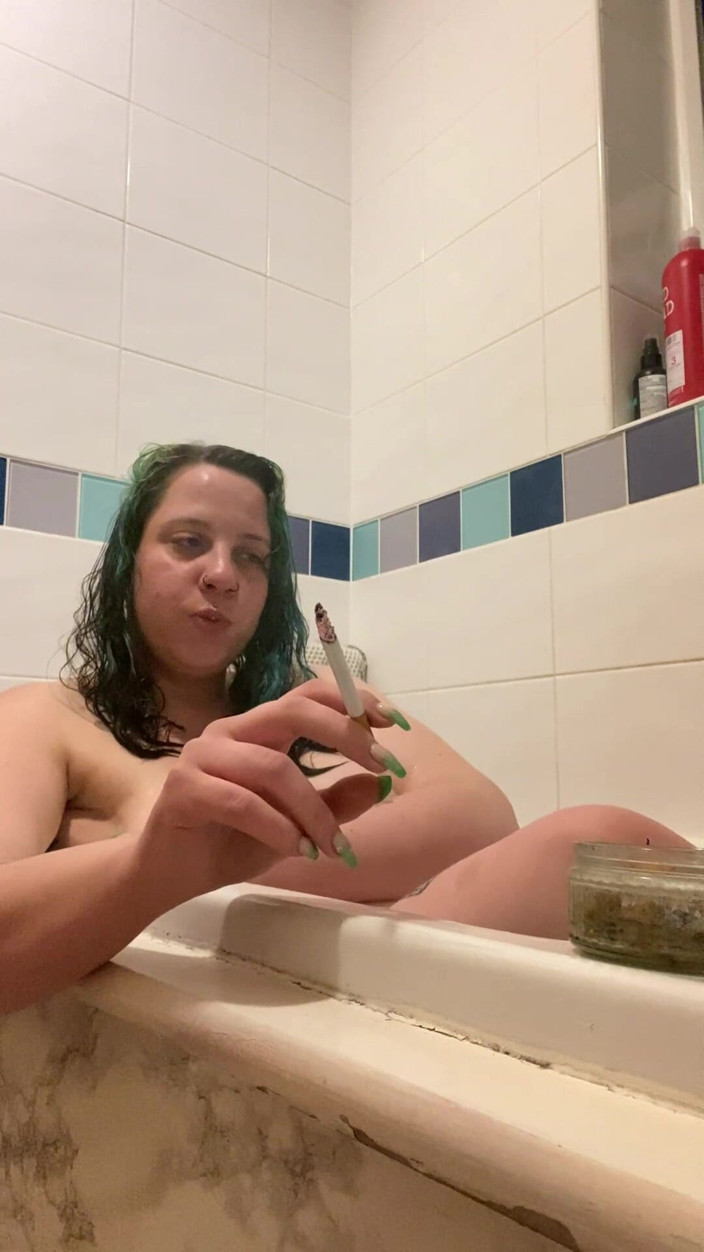 Goddess Kinx: Smokey Bath Time