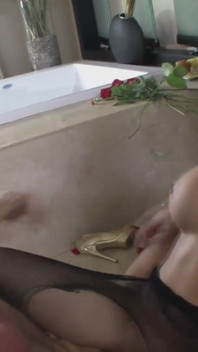 O gagică brunetă superbă cu țâțe mari este futută în pizdă de o pulă uriașă