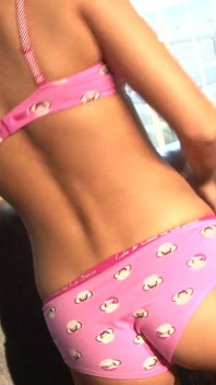 Tato sexy holka je tak nadržená, že se nemůže dočkat, až si bude hrát s robertkem