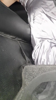 Masturbándose usando vestido largo de satén plateado en coche