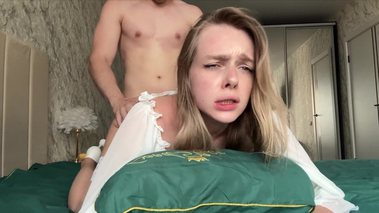 Arisha Mills: Mi madrastra quedó atrapada en la cama con un plug...
