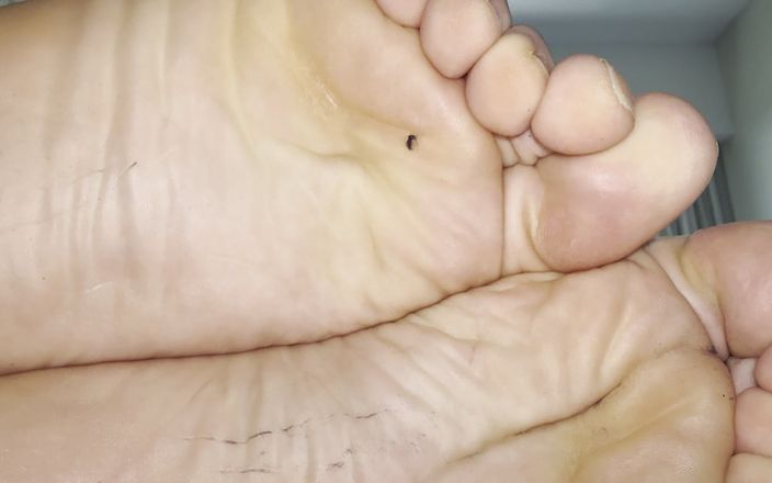 DJ MostWanted: Pemujaan kaki kaki pria kulit putih