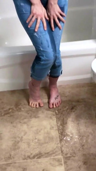 Indietro a me pisciando i miei jeans e poi incoraggiarti a segarti!