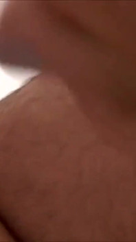 Milf bruna gallo un giovane cazzo e schizza