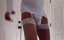 Orlandi480: Crossdresser en vestido blanco corto posando, montando un consolador enorme...