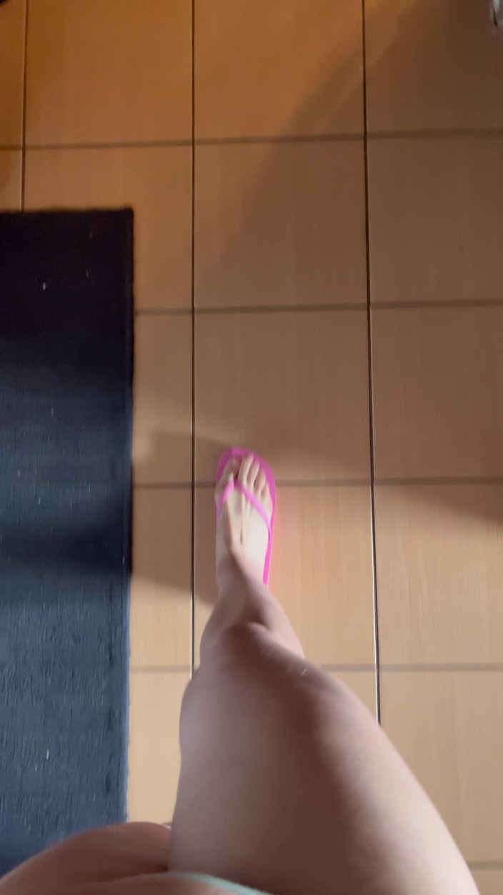 Feet: VEDERE LA PERSOANA 1: Sunetele de flip-flops mersul pe jos