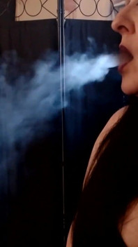 Hora de la noche, chica gótica se rompe el humo