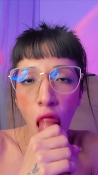 Drobna niewinna w okularach traci kontrolę: tryska z potwornym dildo