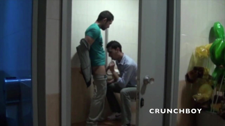 Crunch Boy: Sexy mladá Arabka ošukaná nejlepším Latinoameričanem na veřejných toaletách