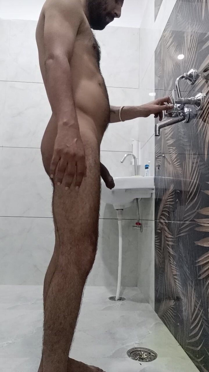 Rajasthani-old-lover: Indischer desi-mann genießt dusche und masturbation