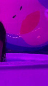 Une MILF tatouée vide la bite de son demi-frère dans un sauna